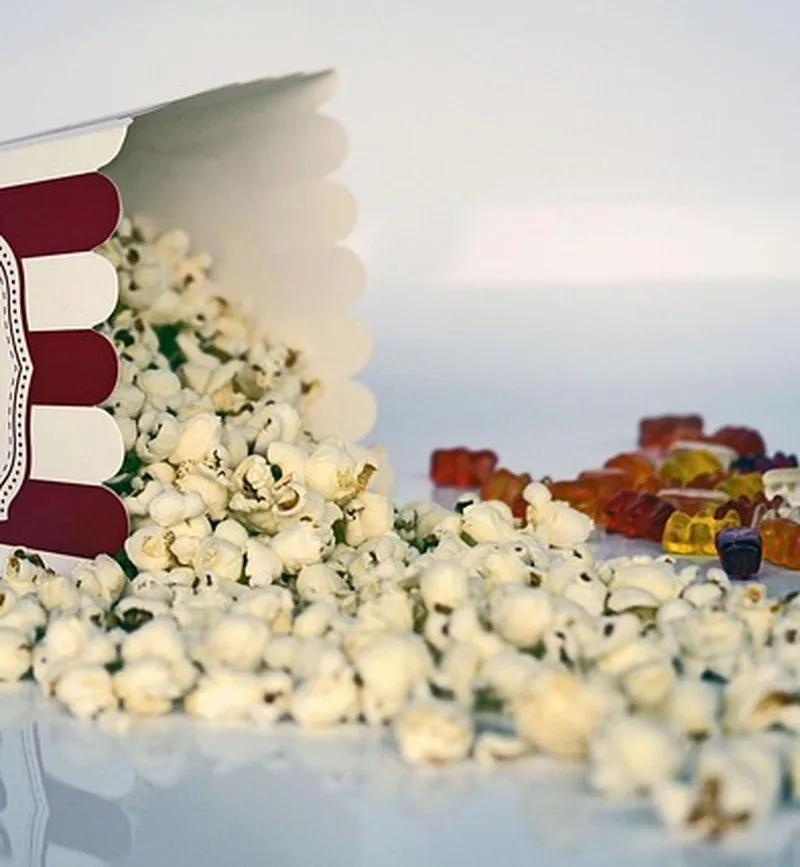 Popcorn og fargerike godterier spredt utover bordet